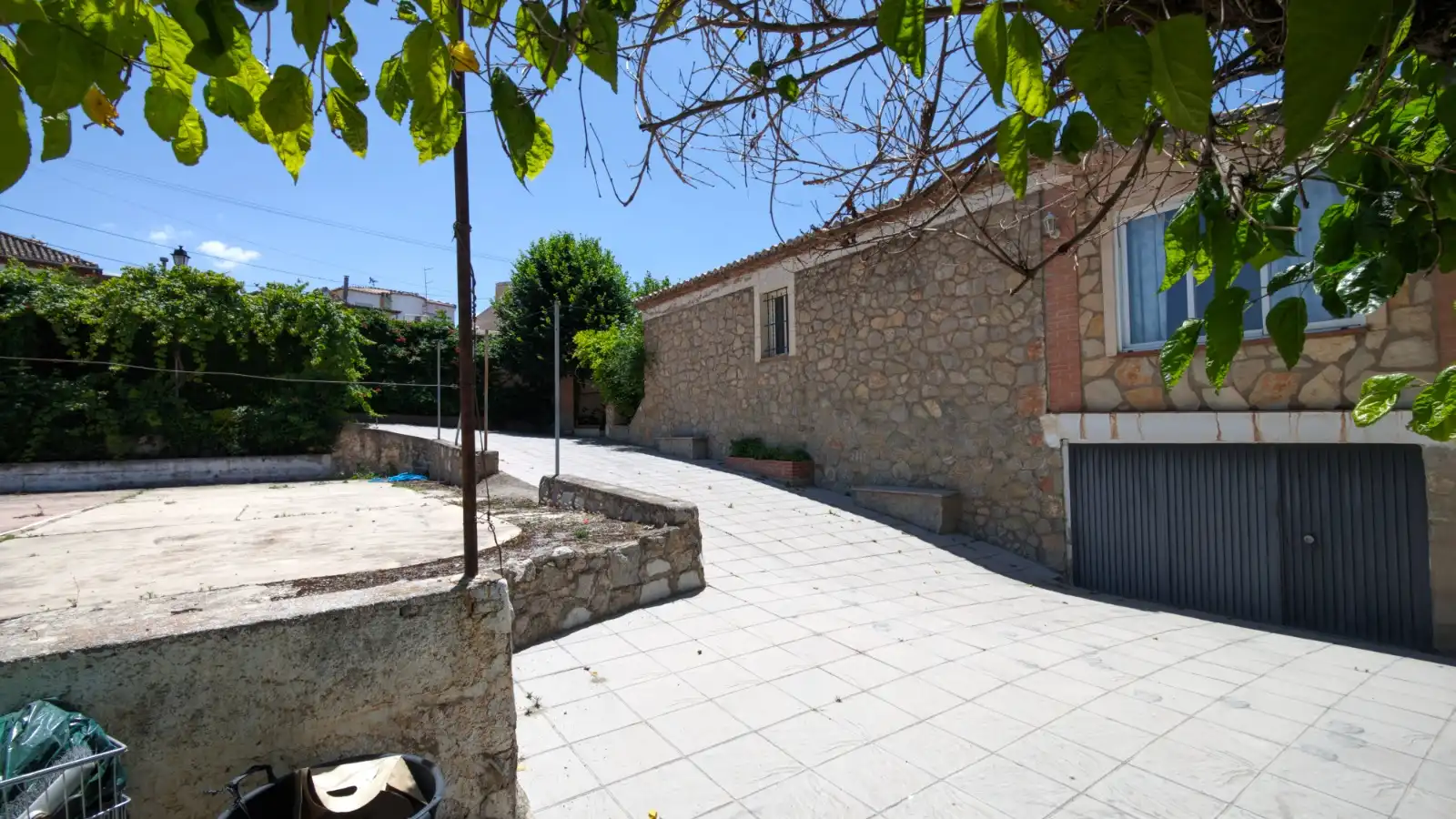 Vista exterior de Casa o xalet en venda en La Zubia amb Aire condicionat, Jardí privat i Traster