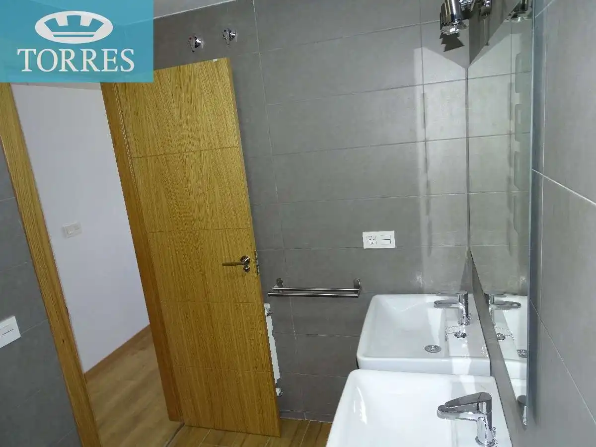 Bathroom of Flat for rent in Granada  with Heating, Parquet flooring and Terrace