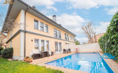 Exterior view of Single-family semi-detached for sale in Pozuelo de Alarcón  with Air Conditioner, Heating and Private garden