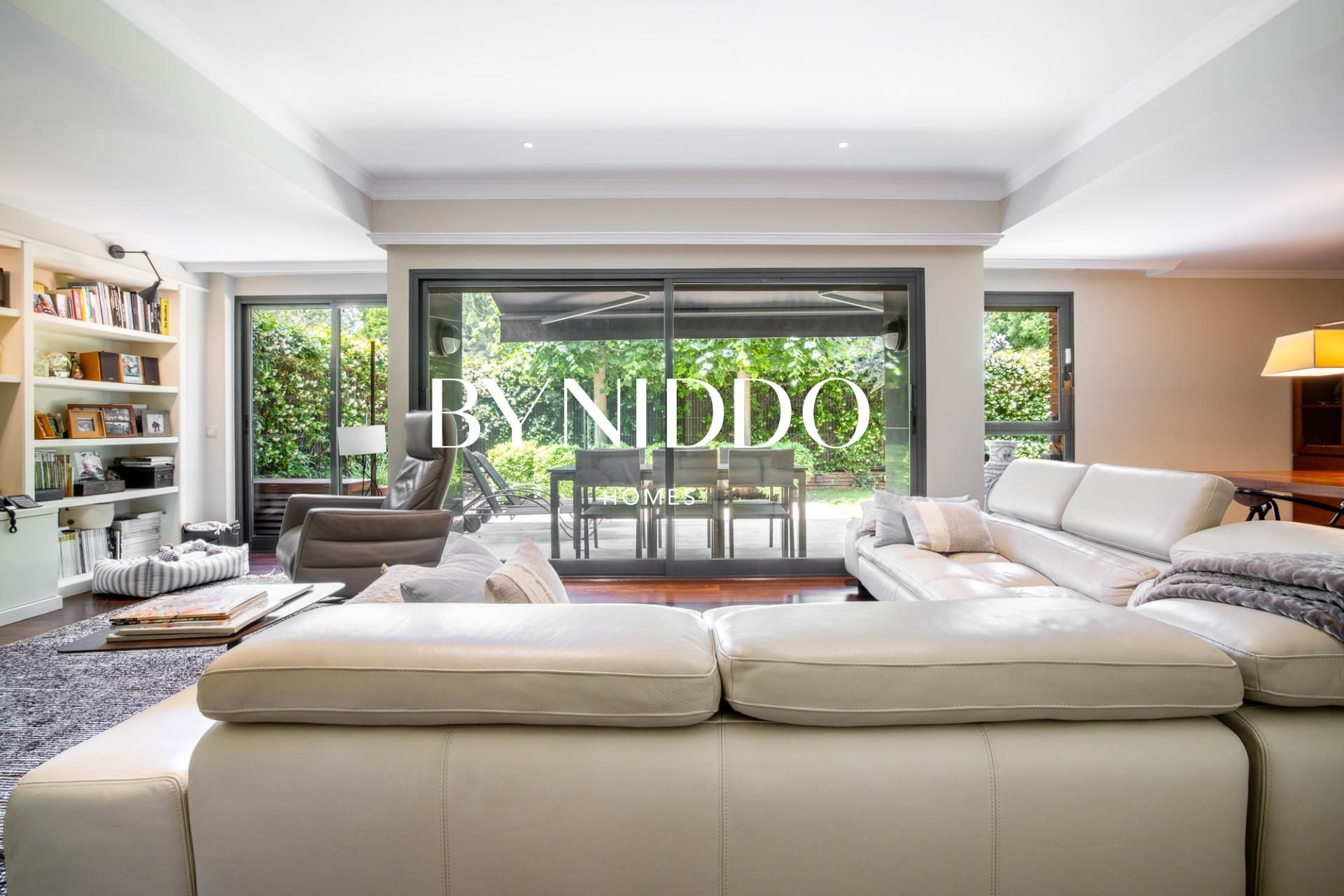 Sala d'estar de Planta baixa en venda en Sant Cugat del Vallès amb Aire condicionat, Calefacció i Jardí privat