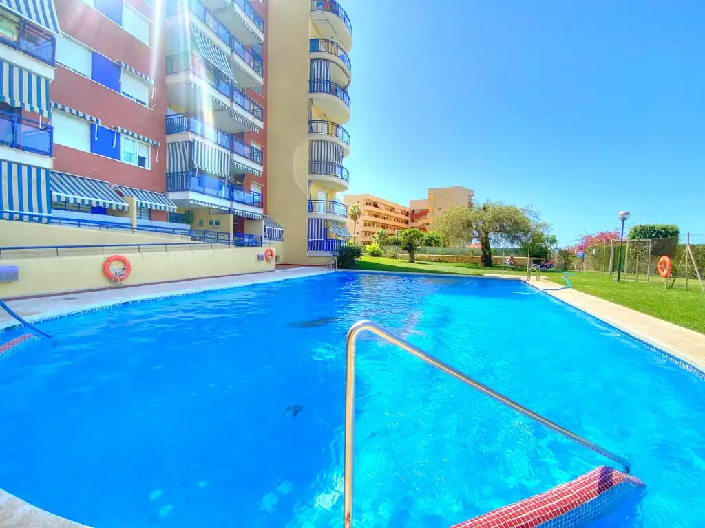 Piscina de Apartament de lloguer en Vélez-Málaga amb Terrassa, Moblat i Piscina comunitària
