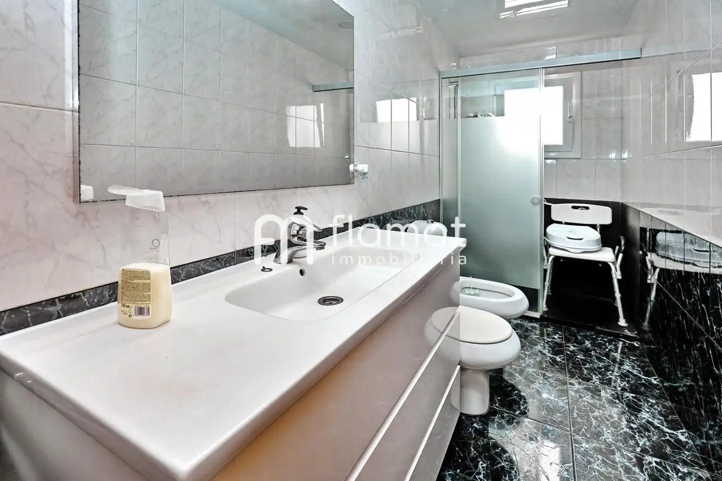 Bathroom of Flat for sale in Santa Coloma de Gramenet  with Air Conditioner, Furnished and Balcony