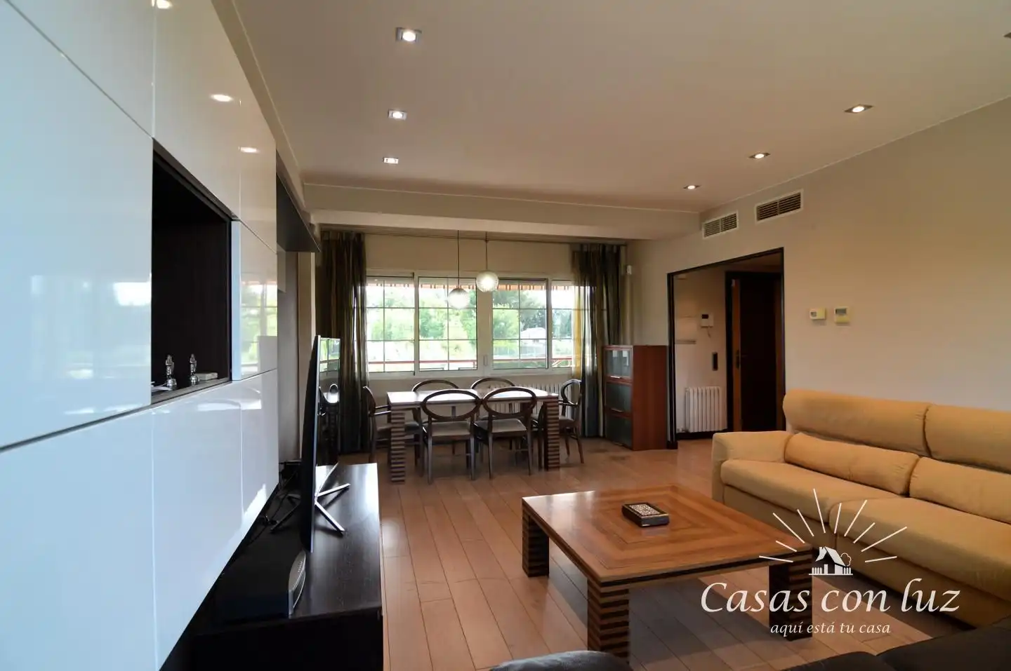 Sala d'estar de Casa o xalet en venda en Zaragoza amb Aire condicionat, Calefacció i Jardí privat