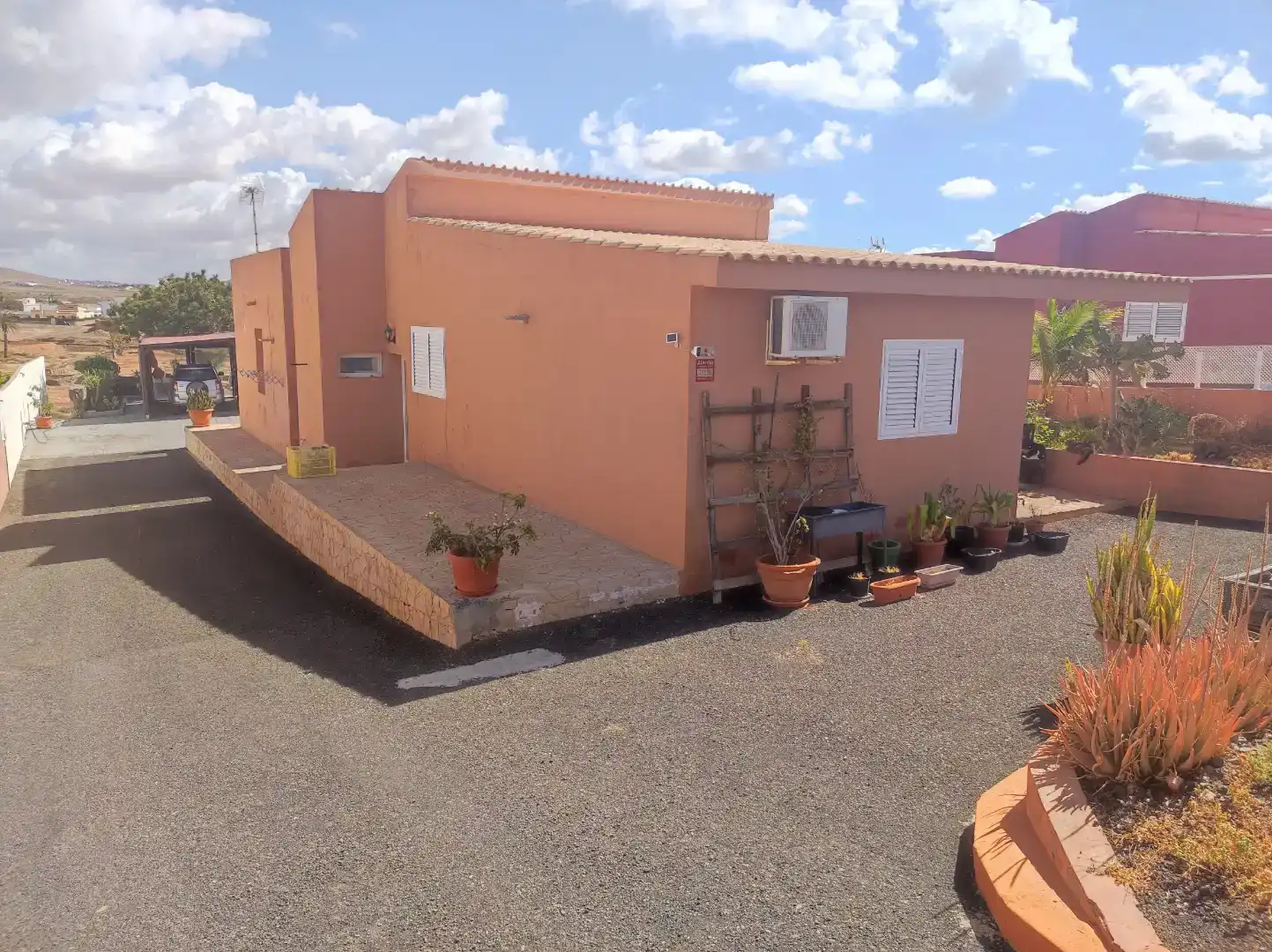 Vista exterior de Casa o xalet en venda en Tuineje amb Aire condicionat, Jardí privat i Piscina