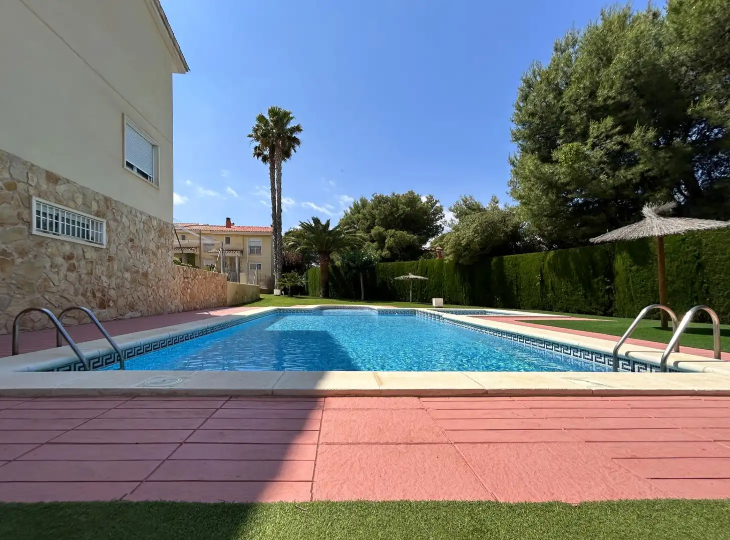 Piscina de Casa adosada en venda en Petrer amb Aire condicionat, Calefacció i Jardí privat