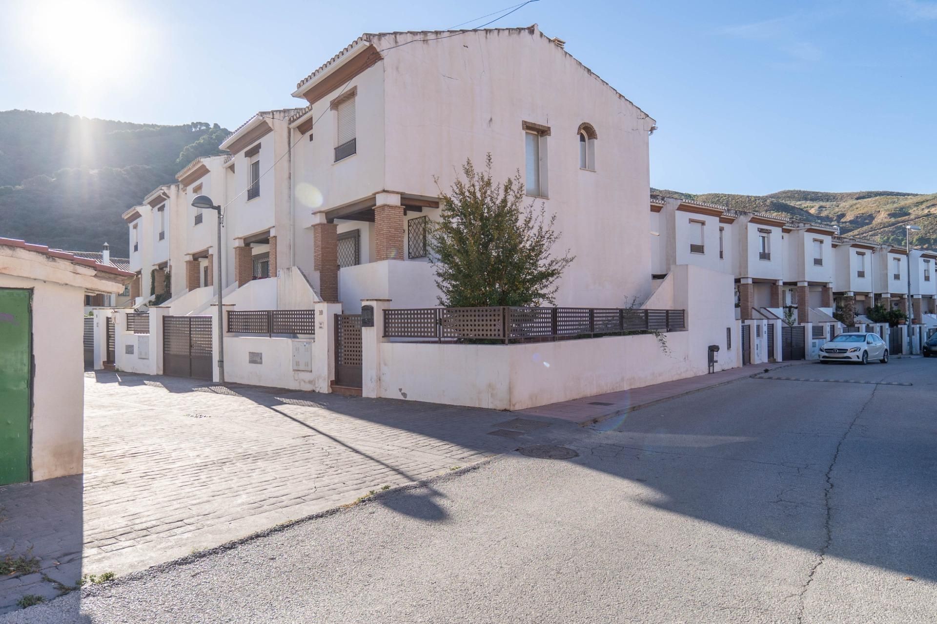 Exterior view of Single-family semi-detached for sale in Cenes de la Vega  with Air Conditioner, Heating and Private garden