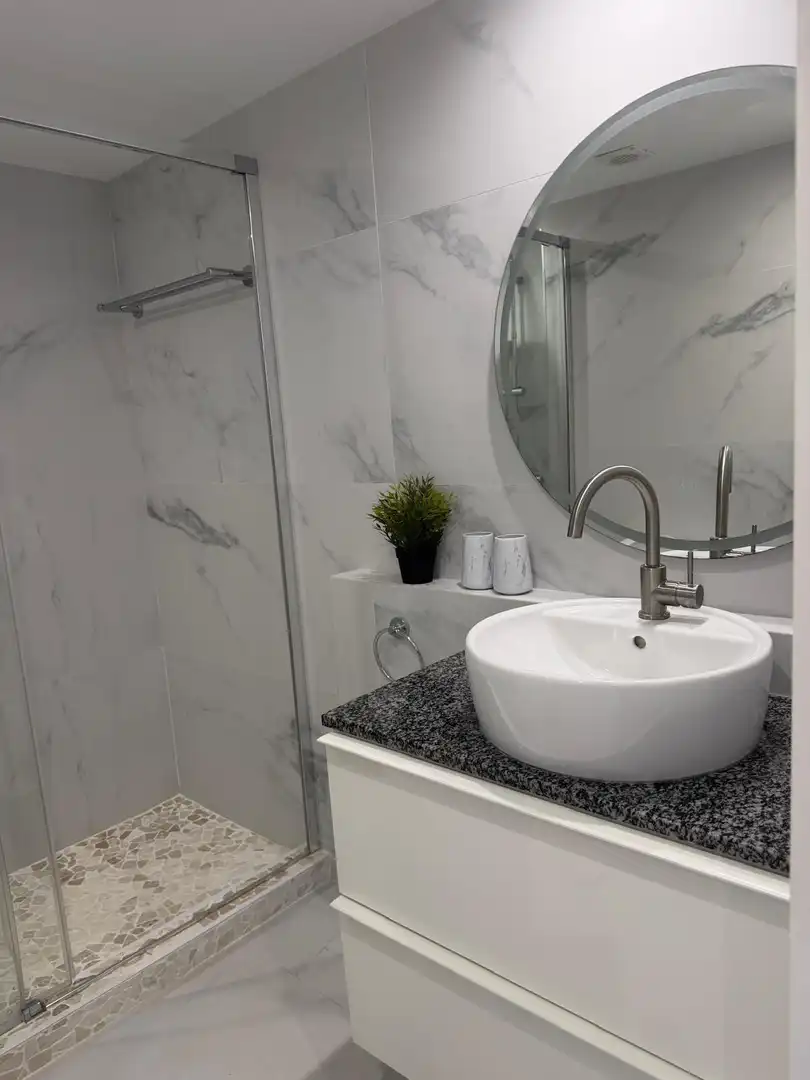 Baño de Apartamento de alquiler en Marbella con Aire acondicionado, Terraza y Piscina