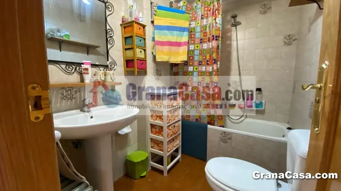 Bathroom of Flat for rent in Granada  with Air Conditioner, Heating and Terrace