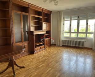 Sala d'estar de Pis de lloguer en León Capital  amb Calefacció, Parquet i Terrassa