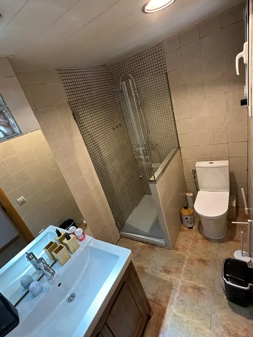 Baño de Piso en venta en Girona con Terraza, Amueblado y Horno