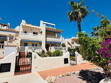 Adossat amb balcó en venda a Orihuela Costa