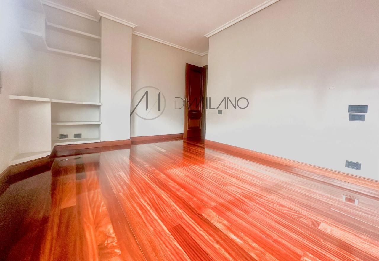 Dormitori de Pis en venda en Vigo  amb Calefacció, Parquet i Traster