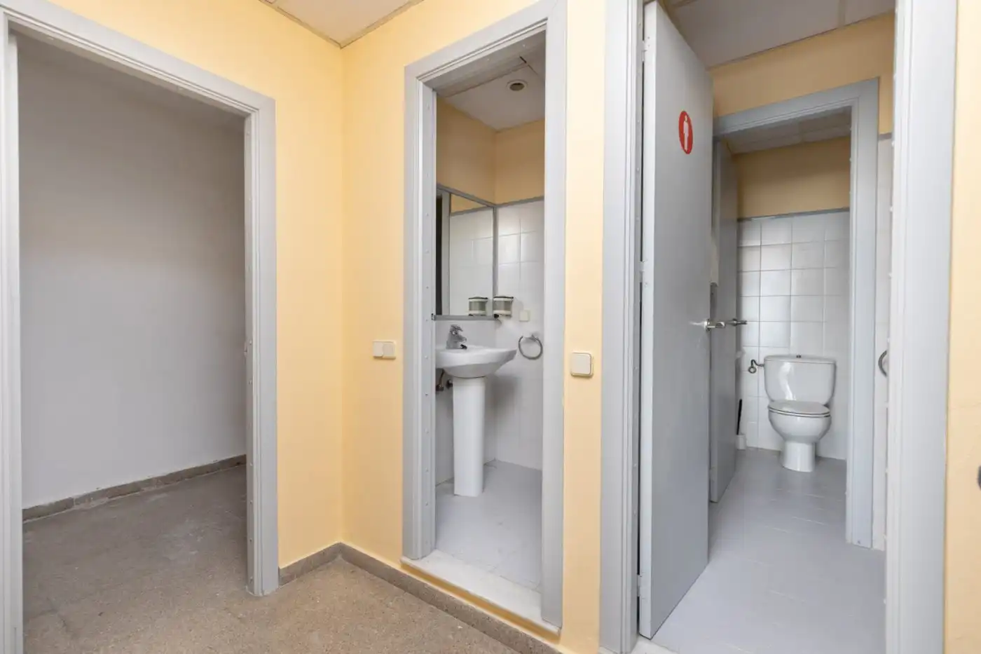 Bathroom of Commercial properties for sale in Montefrío  with Air Conditioner