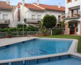 Piscina de Casa adosada de lloguer en Sant Pere de Ribes amb Aire condicionat