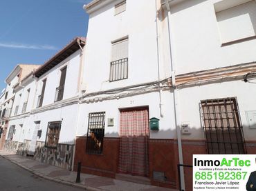 Casa amb balcó en venda a Calle Santa Ana de Íllora 31