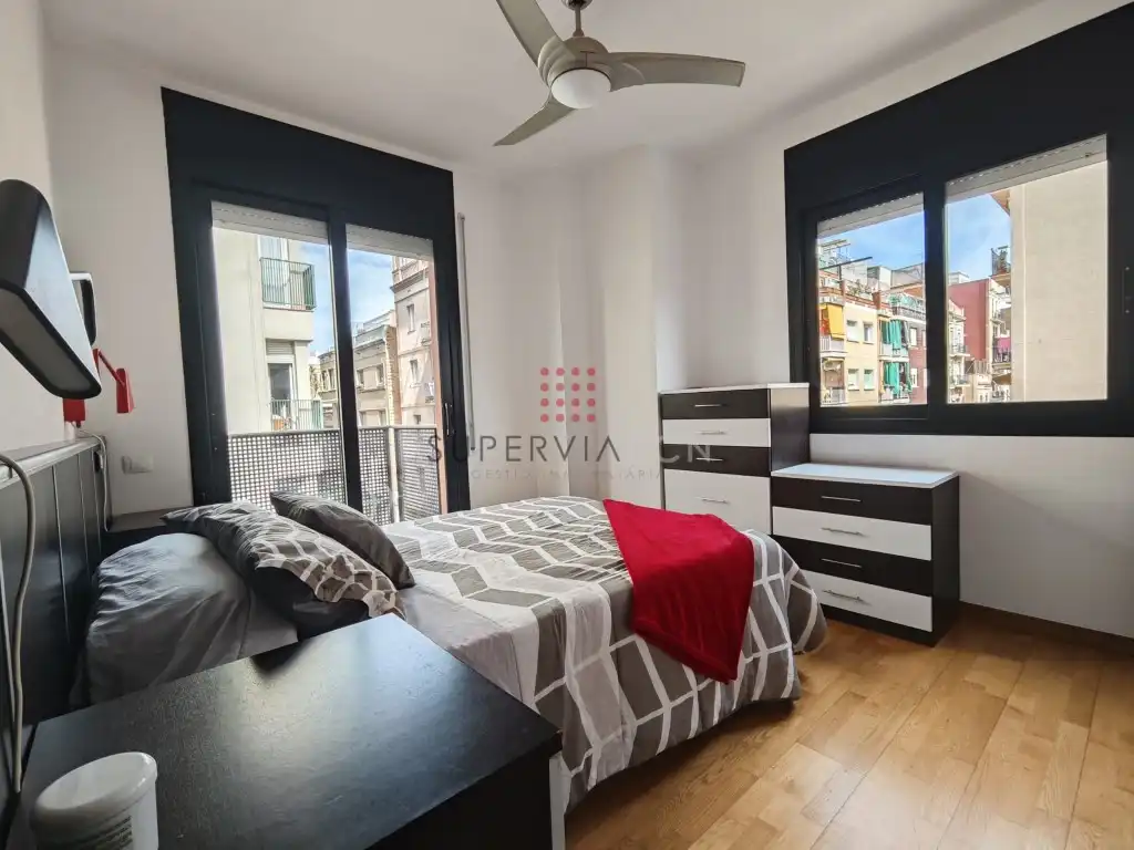 Schlafzimmer von Dachboden zum Verkauf in Barcelona mit Balkon