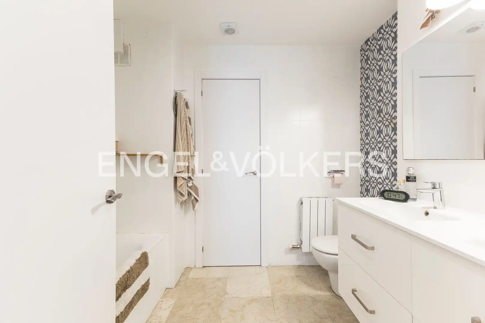 Badezimmer von Dachboden zum Verkauf in Barcelona mit Klimaanlage, Heizung und Balkon