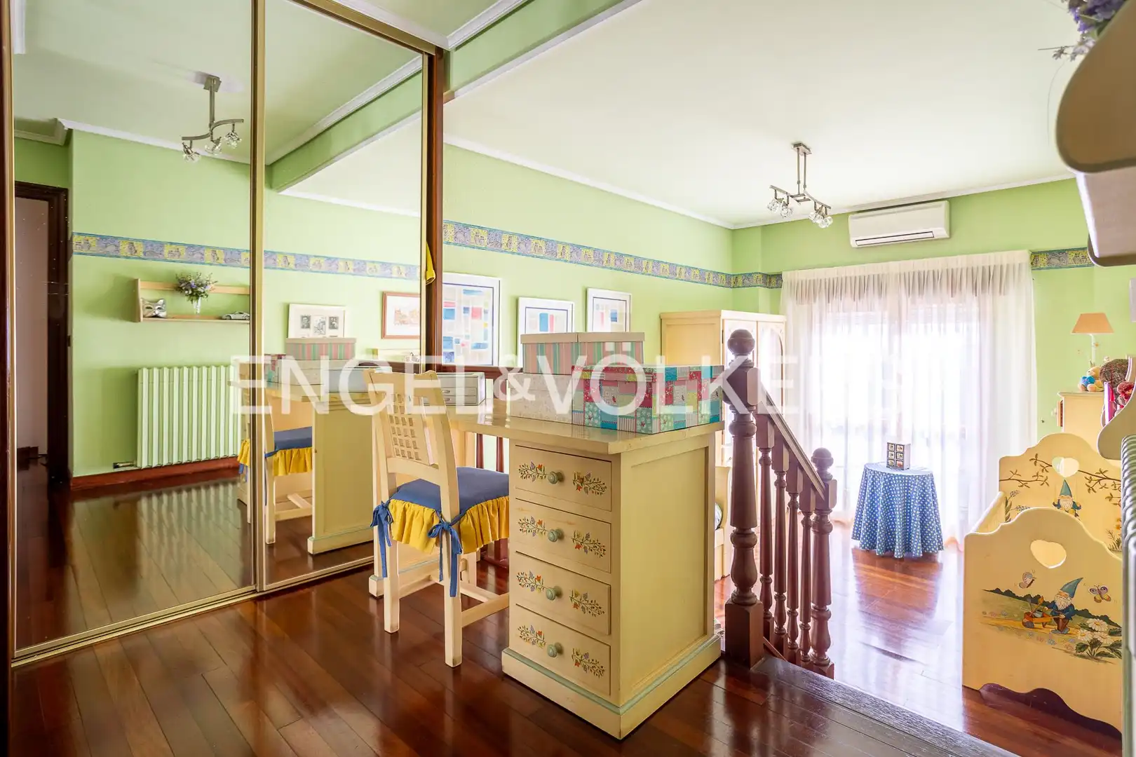 Einfamilien-Reihenhaus zum Verkauf in Santander mit Heizung, Privatgarten und Terrasse