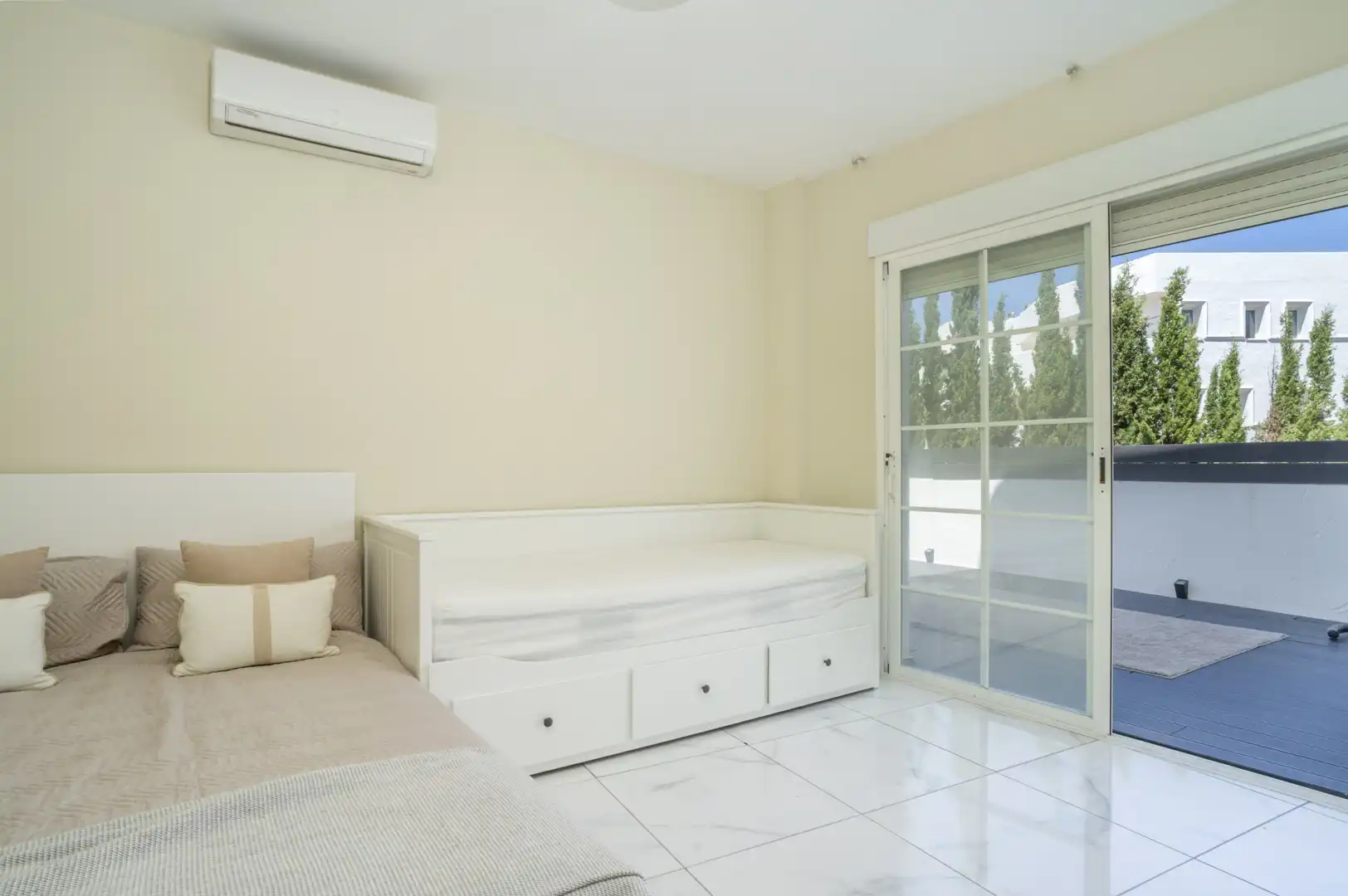 Habitación de Planta baja en venta en Marbella con Aire acondicionado, Terraza y Piscina