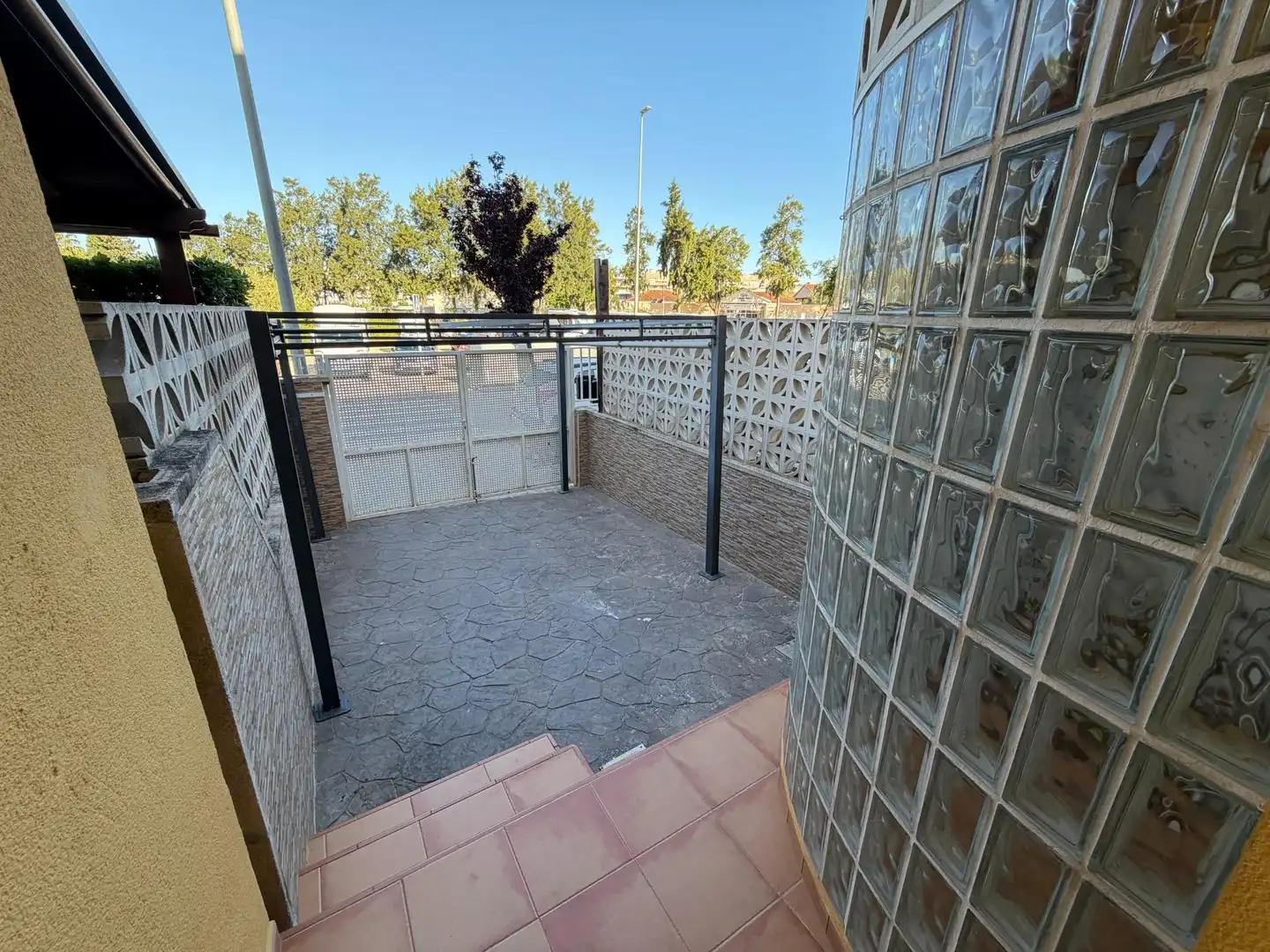 Terrasse von Einfamilien-Reihenhaus zum Verkauf in Dénia mit Klimaanlage, Privatgarten und Terrasse