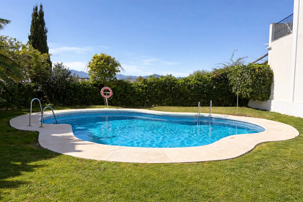 Piscina de Casa adosada de lloguer en Marbella amb Aire condicionat, Calefacció i Jardí privat
