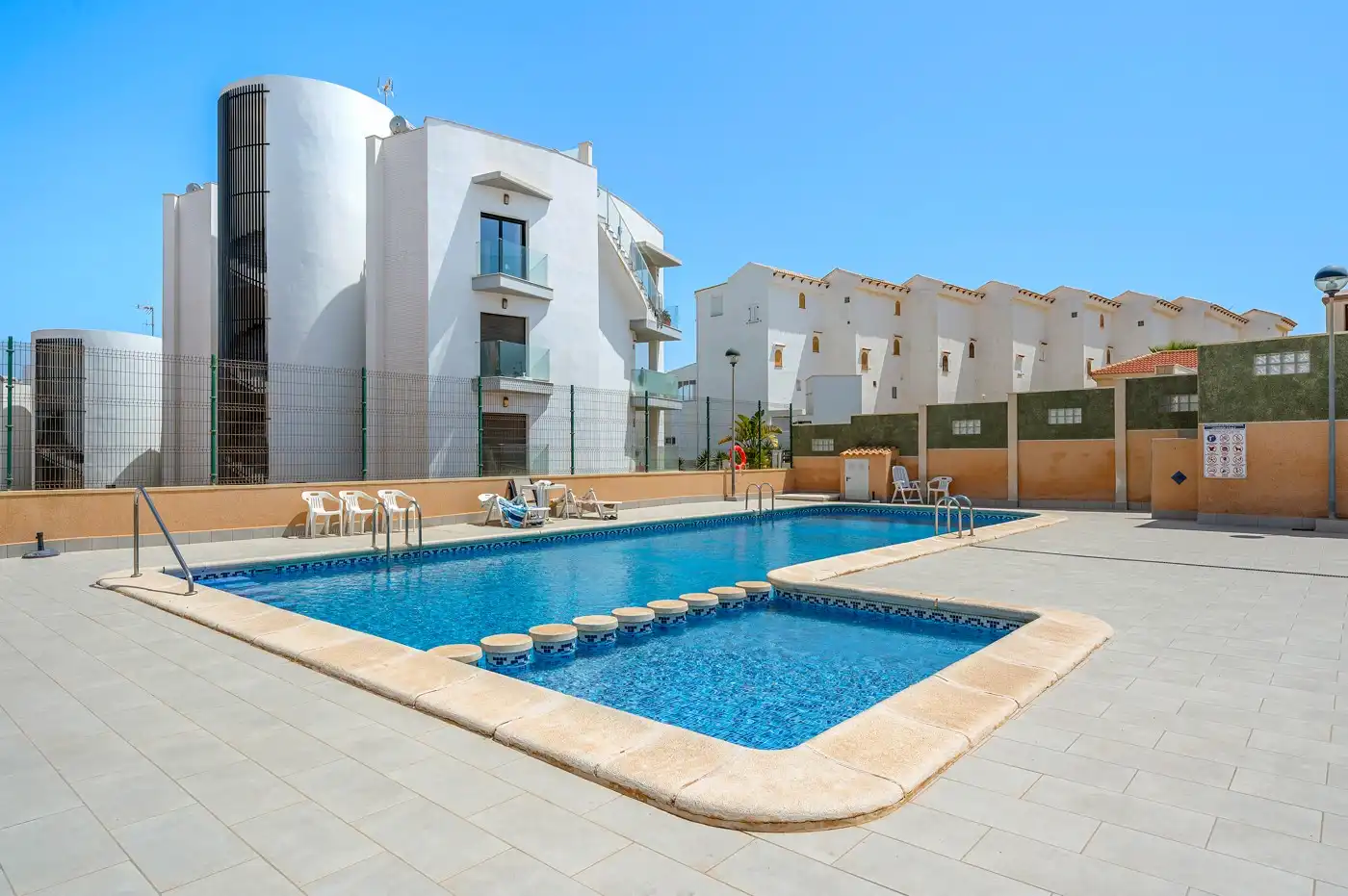 Piscina de Apartamento en venta en Torrevieja con Aire acondicionado, Amueblado y Horno