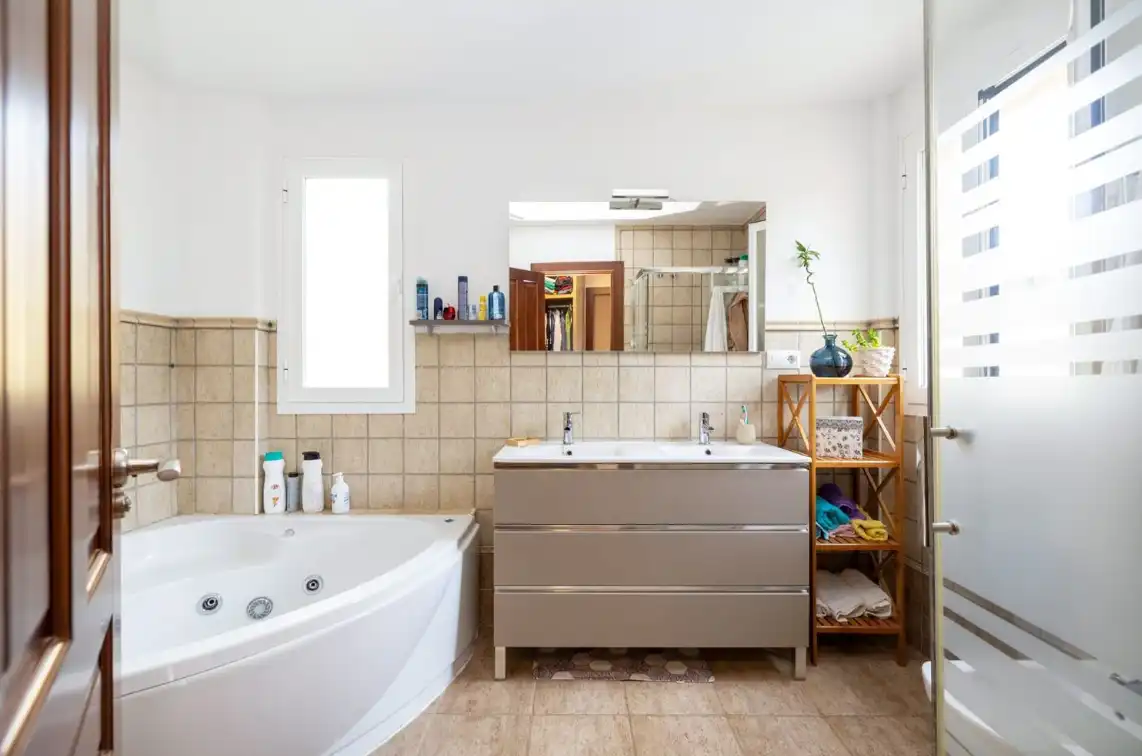 Baño de Casa o chalet en venta en La Zubia con Aire acondicionado, Calefacción y Jardín privado