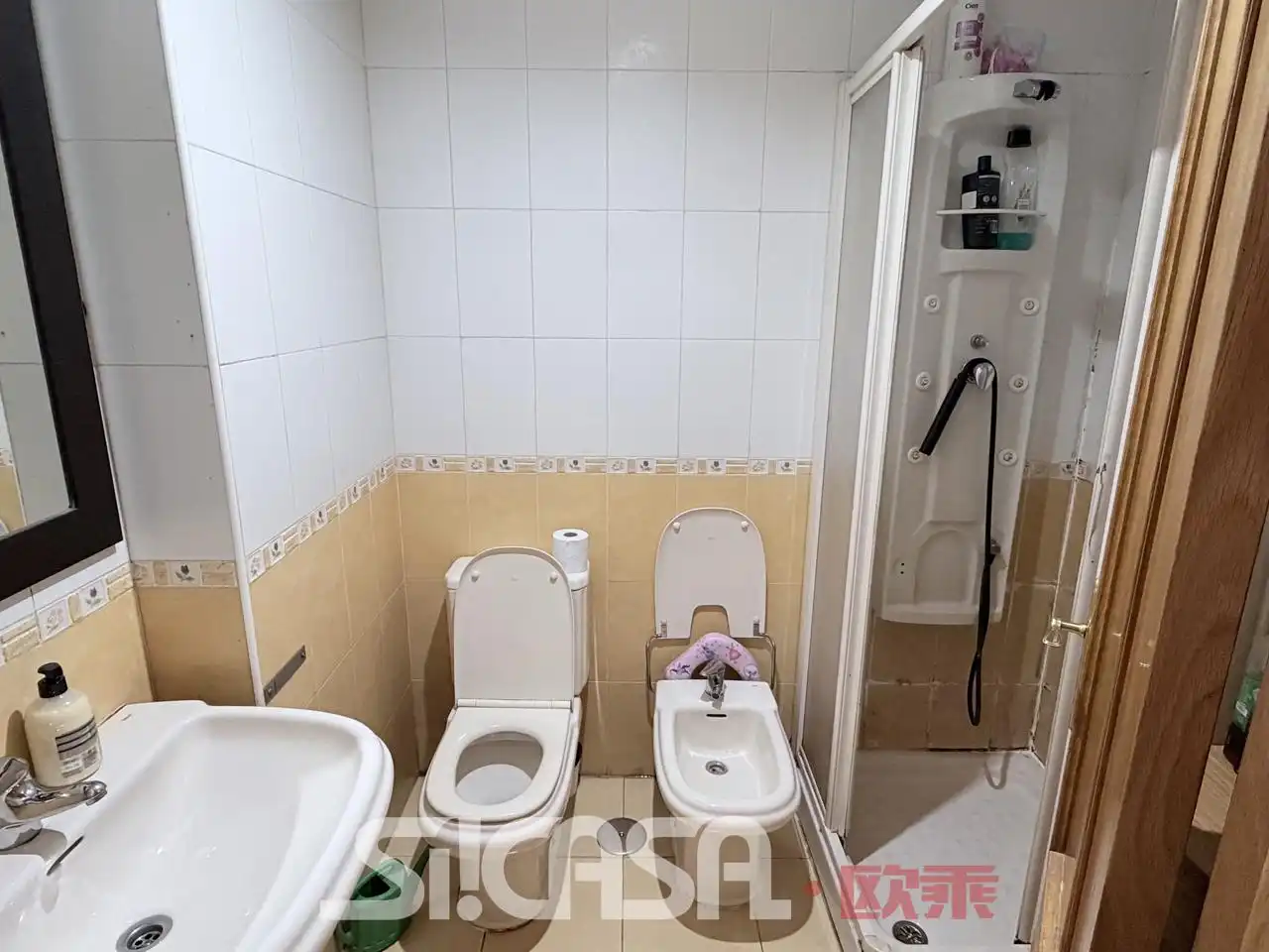 Bathroom of Flat for sale in Parla  with Air Conditioner and Storage room