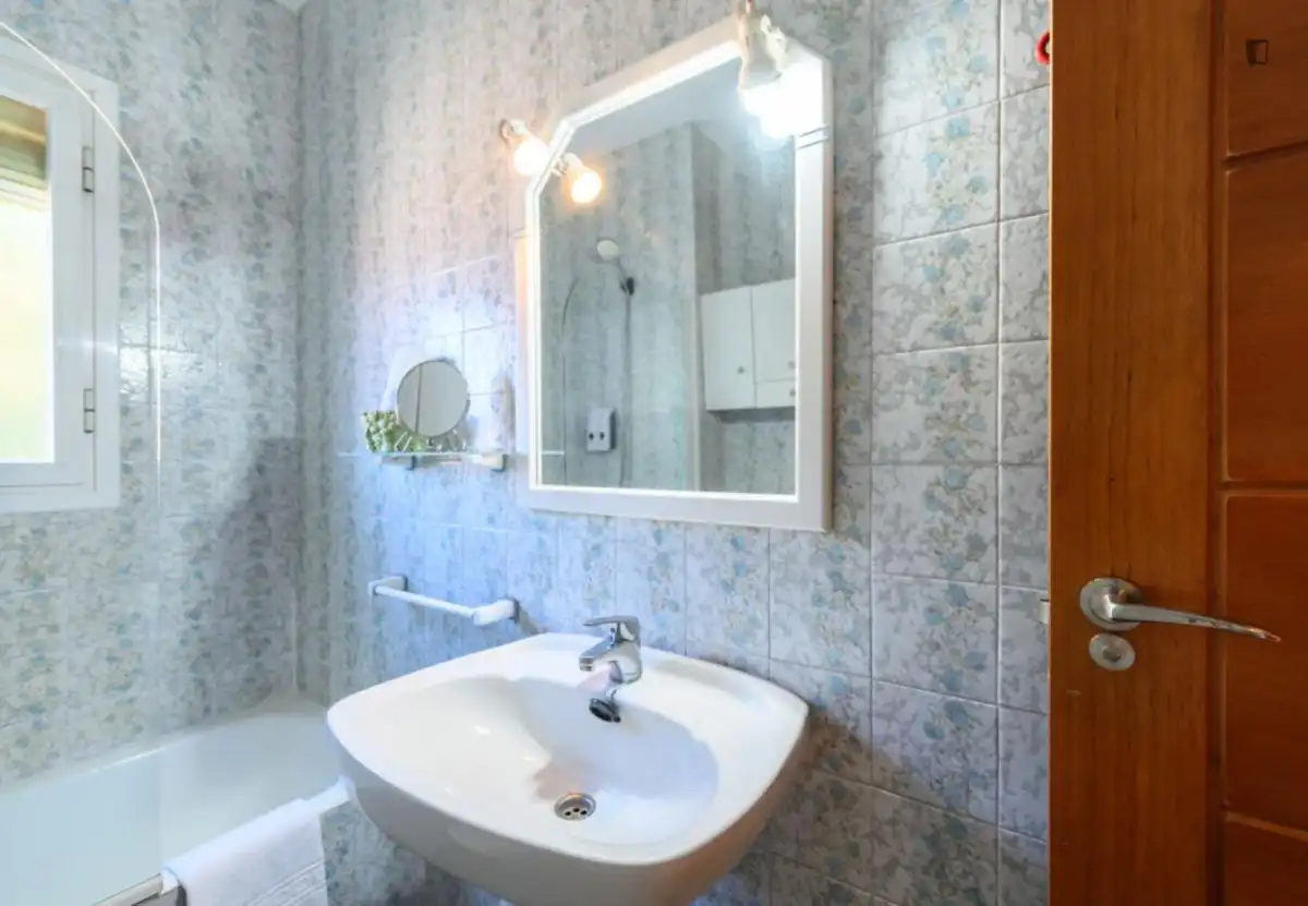 Bany de Apartament de lloguer en Madrid amb Aire condicionat, Moblat i Forn