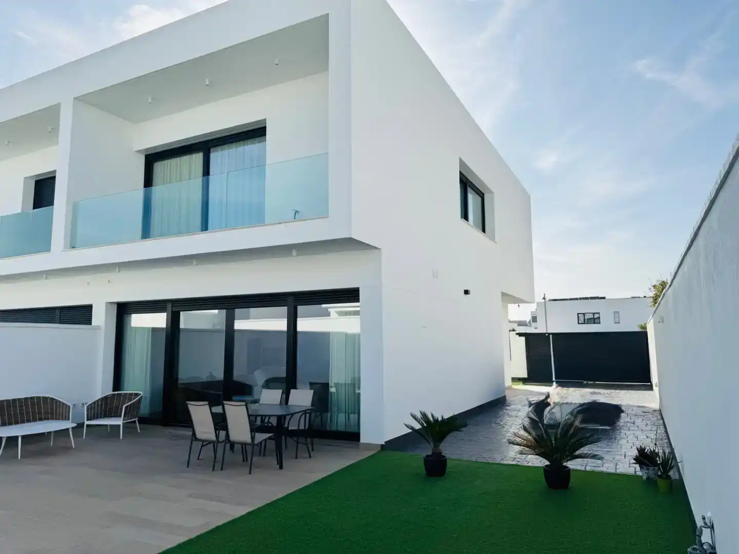 Vista exterior de Piso en venta en Dos Hermanas con Aire acondicionado, Piscina y Balcón