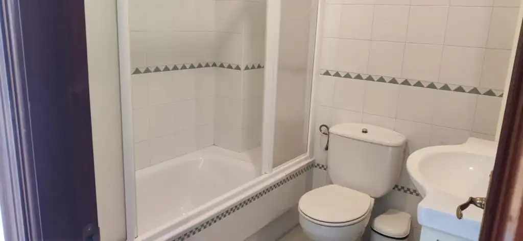 Baño de Apartamento de alquiler en Chiclana de la Frontera con Aire acondicionado, Amueblado y Horno