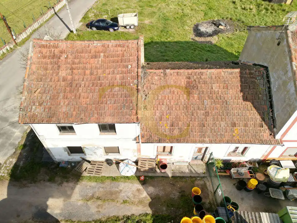 Außenansicht von Einfamilien-Reihenhaus zum Verkauf in Siero