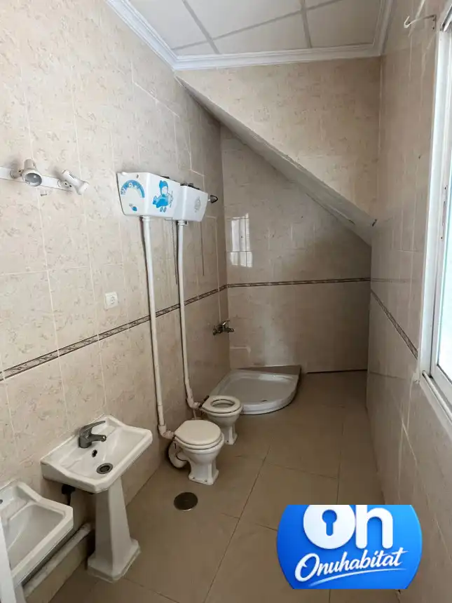 Bany de Pis en venda en Bollullos Par del Condado amb Aire condicionat, Traster i Moblat