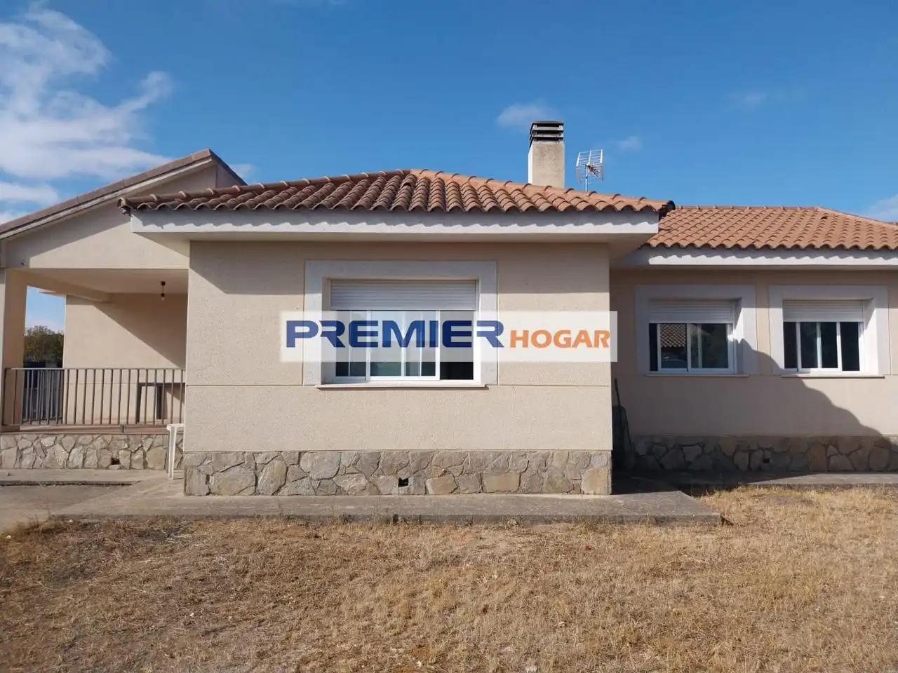 Vista exterior de Casa o xalet en venda en Nuevo Baztán amb Calefacció, Jardí privat i Piscina