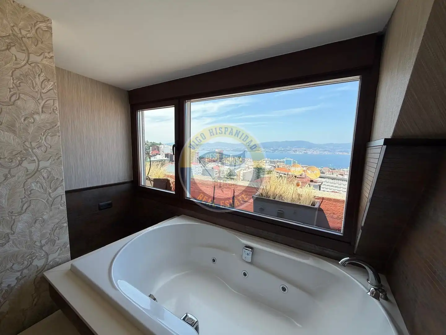 Schlafzimmer von Dachboden zur Miete in Vigo  mit Heizung, Parkett und Terrasse