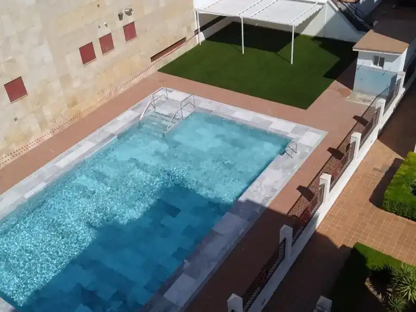 Piscina de Pis en venda en Granada amb Aire condicionat, Jardí privat i Traster