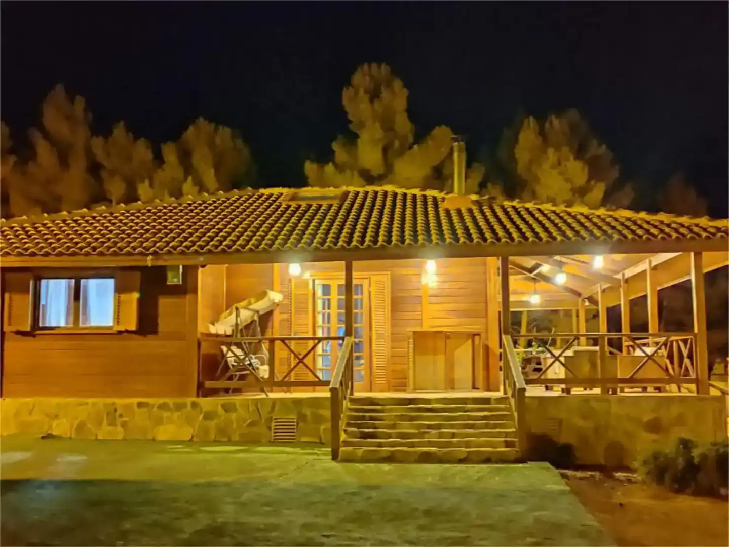 Vista exterior de Casa o xalet en venda en Utiel amb Aire condicionat, Jardí privat i Traster