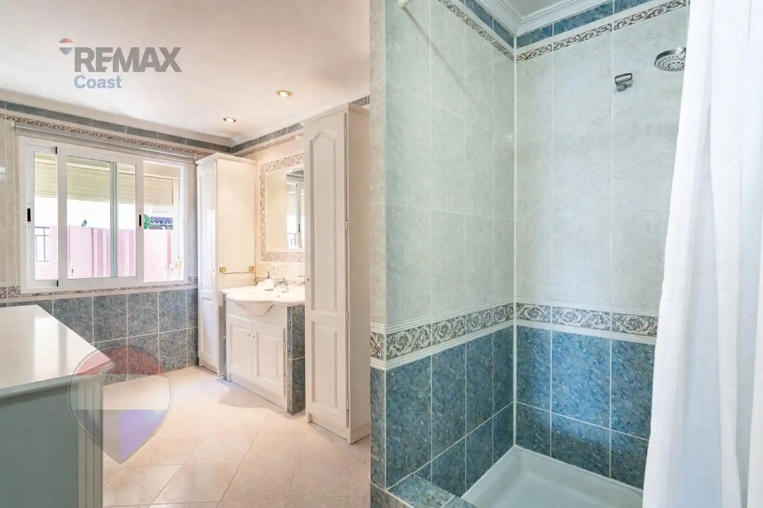Bathroom of Flat for sale in Fuengirola  with Air Conditioner, Heating and Balcony