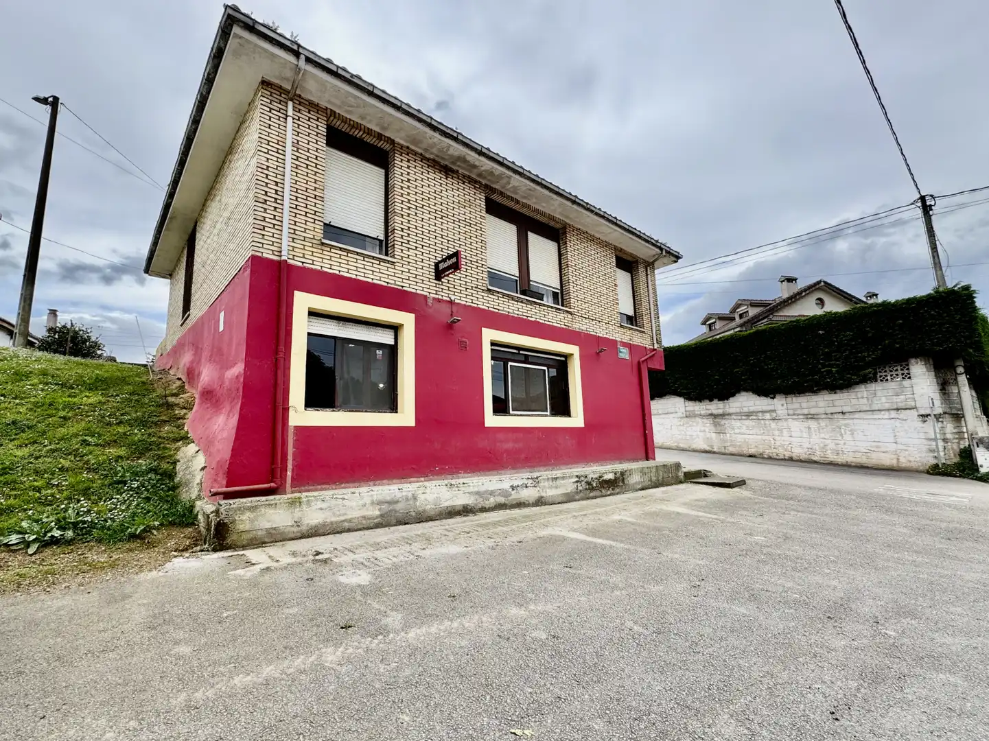 Vista exterior de Casa o xalet en venda en Medio Cudeyo amb Jardí privat i Parquet