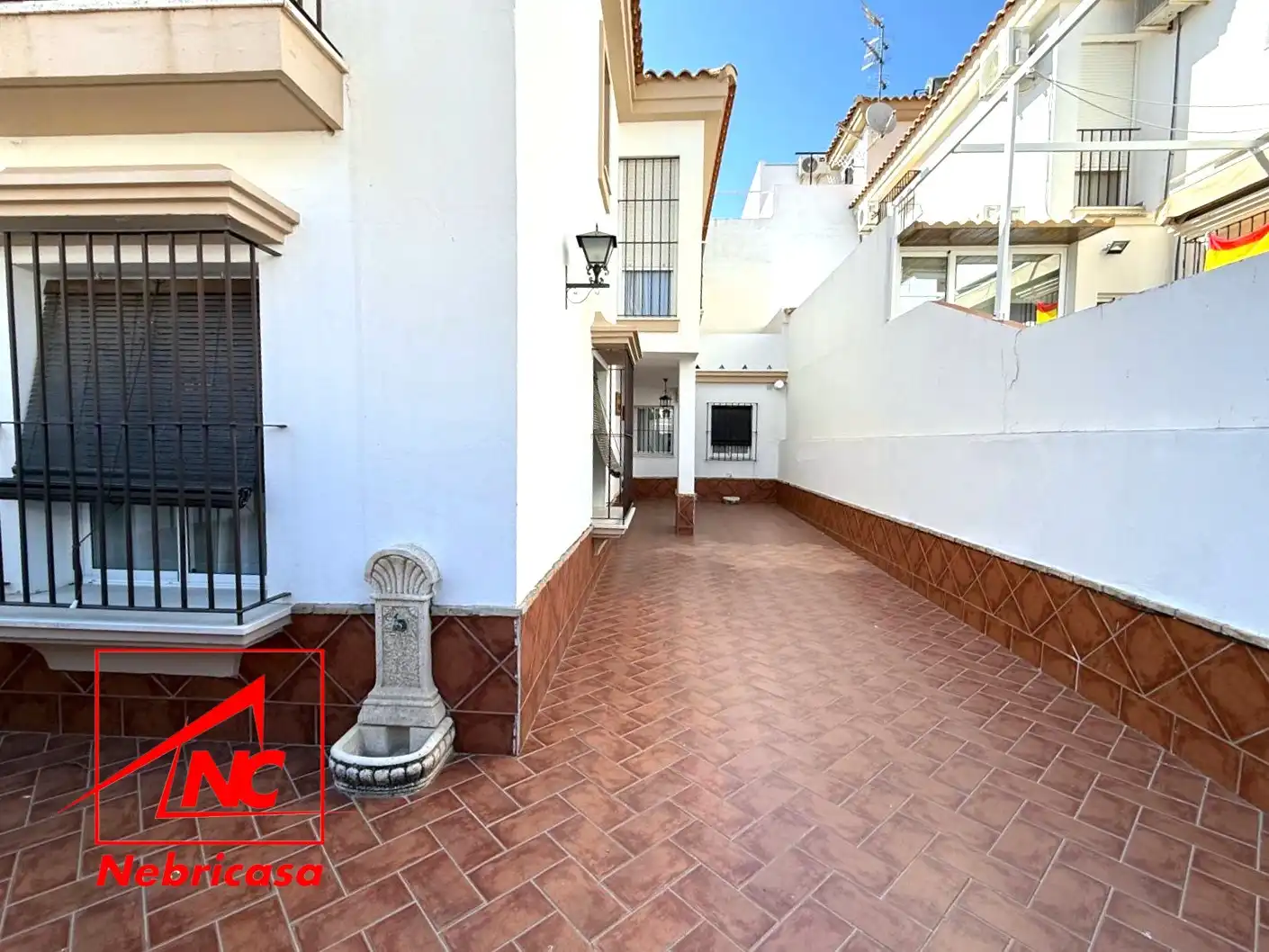 Vista exterior de Casa o xalet en venda en Lebrija amb Aire condicionat i Jardí privat