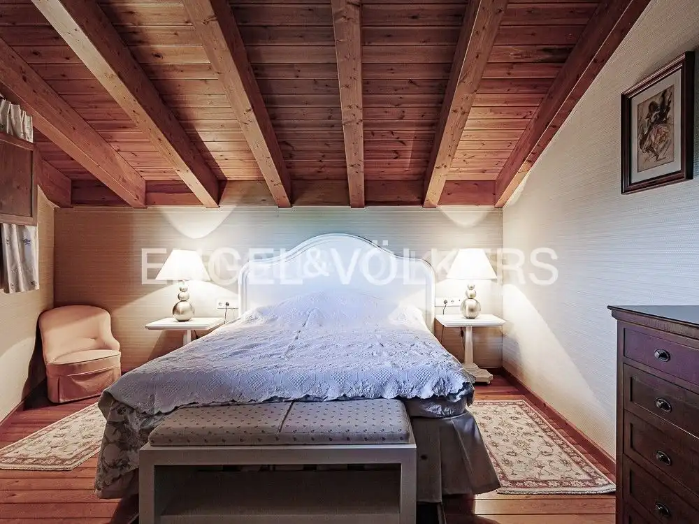 Schlafzimmer von Country house zum Verkauf in Seva mit Klimaanlage, Heizung und Privatgarten
