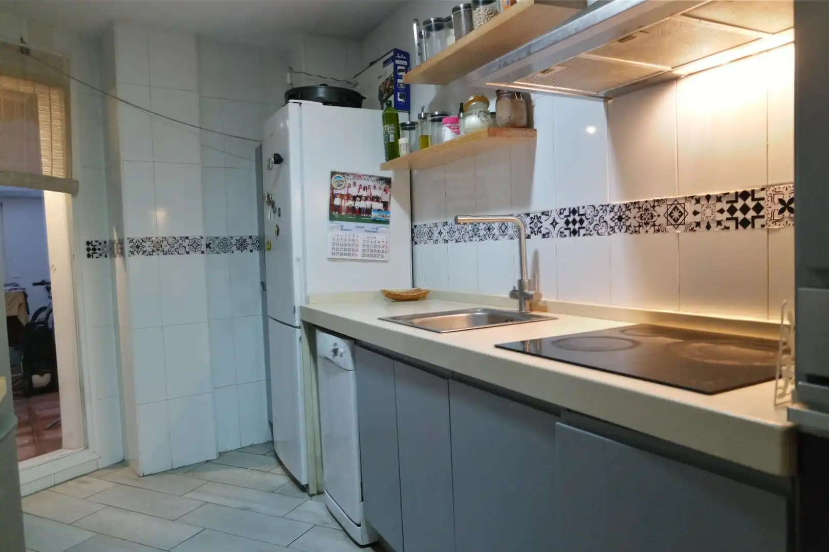 Kitchen of Flat for sale in Sanlúcar de Barrameda  with Air Conditioner, Heating and Storage room