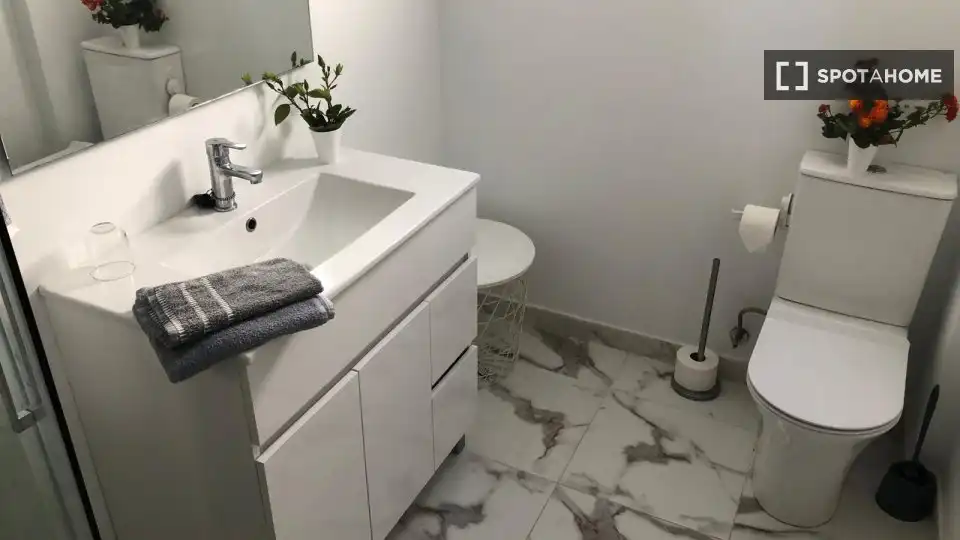 Badezimmer von Wohnung zur Miete in Gandia mit Klimaanlage, Heizung und Möbliert