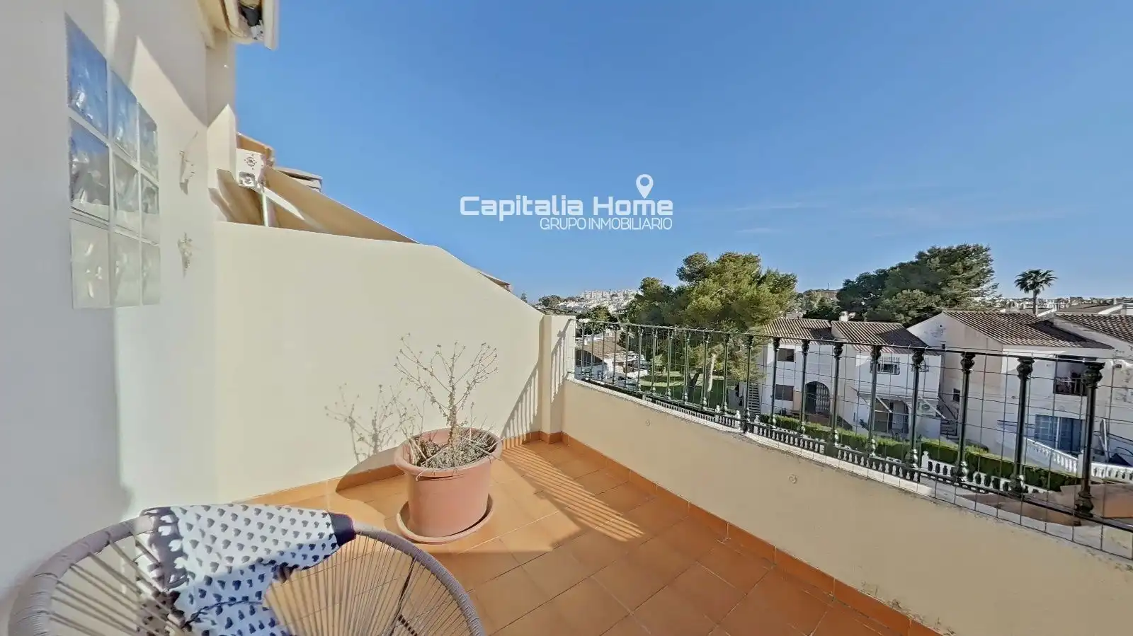 Terrasse von Einfamilien-Reihenhaus zum Verkauf in Santa Pola mit Abstellraum, Schwimmbad und Möbliert