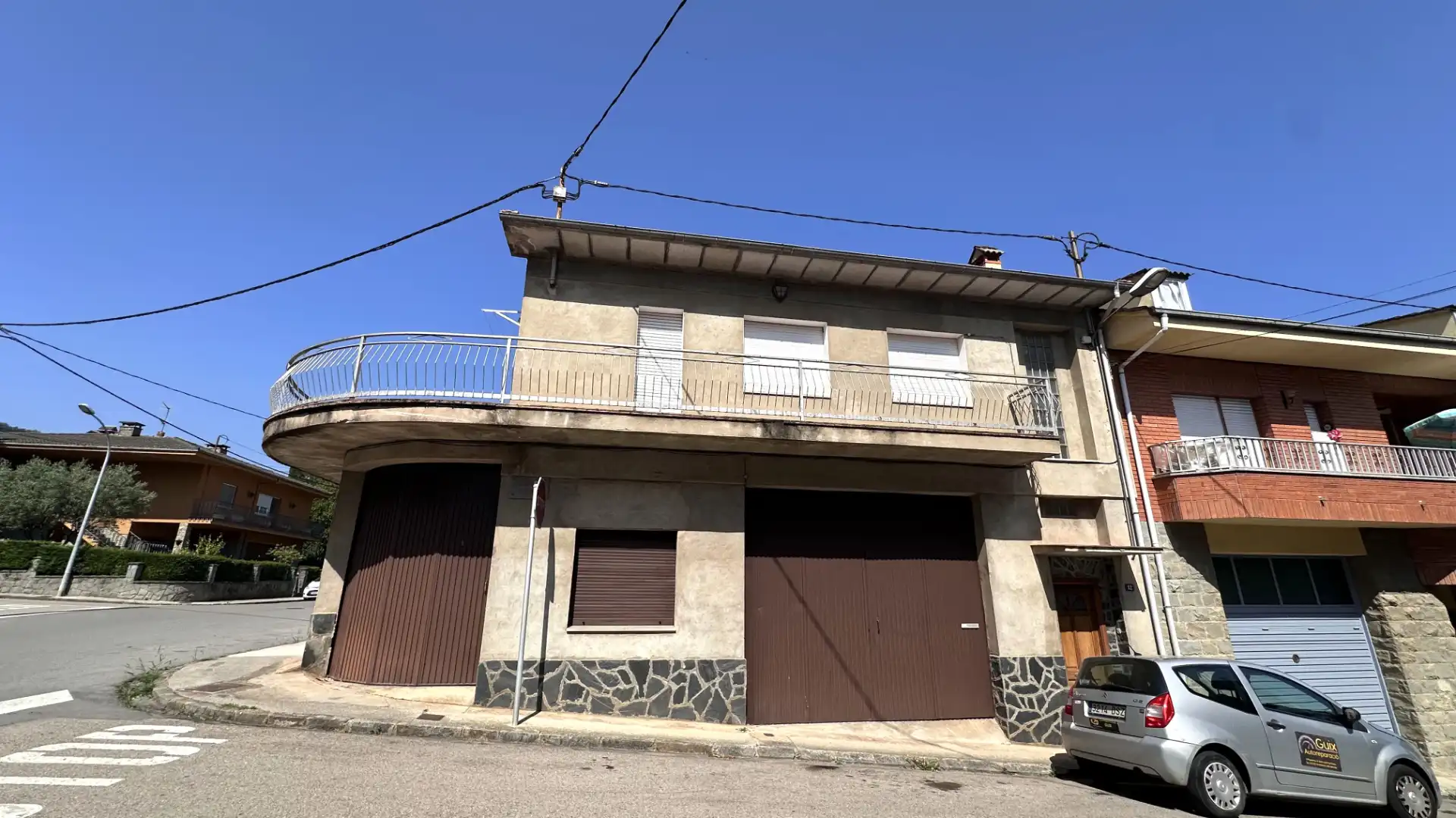 Außenansicht von Einfamilien-Reihenhaus zum Verkauf in Sant Joan Les Fonts mit Heizung, Terrasse und Ofen