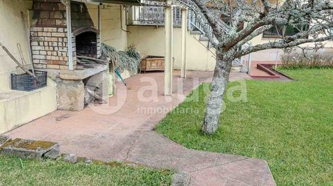 Espectacular casa de dos plantas con jardin independiente en el casco Vello de Cangas