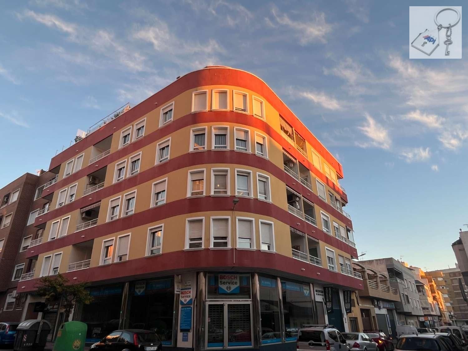 Vista exterior de Apartament en venda en Torrevieja amb Aire condicionat, Calefacció i Terrassa