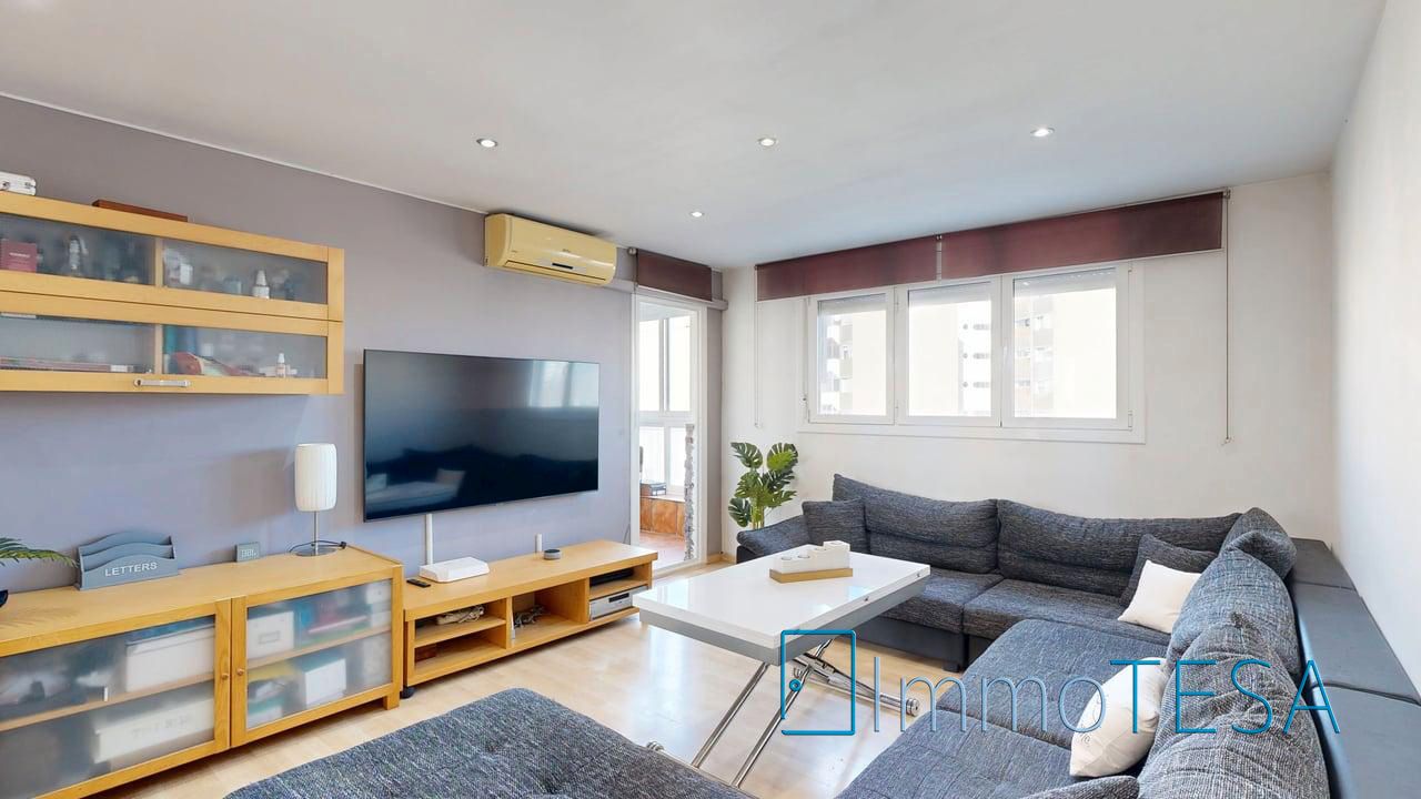 Living room of Flat for sale in Badia del Vallès  with Air Conditioner, Parquet flooring and Furnished