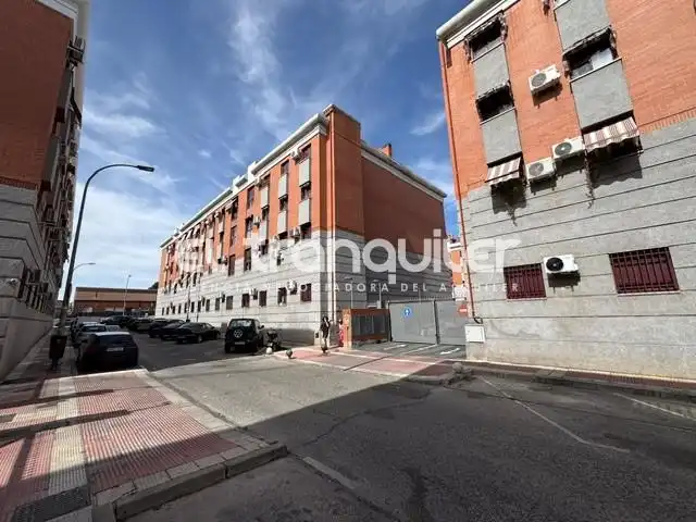 Vista exterior de Piso de alquiler en Parla con Aire acondicionado, Piscina y Amueblado
