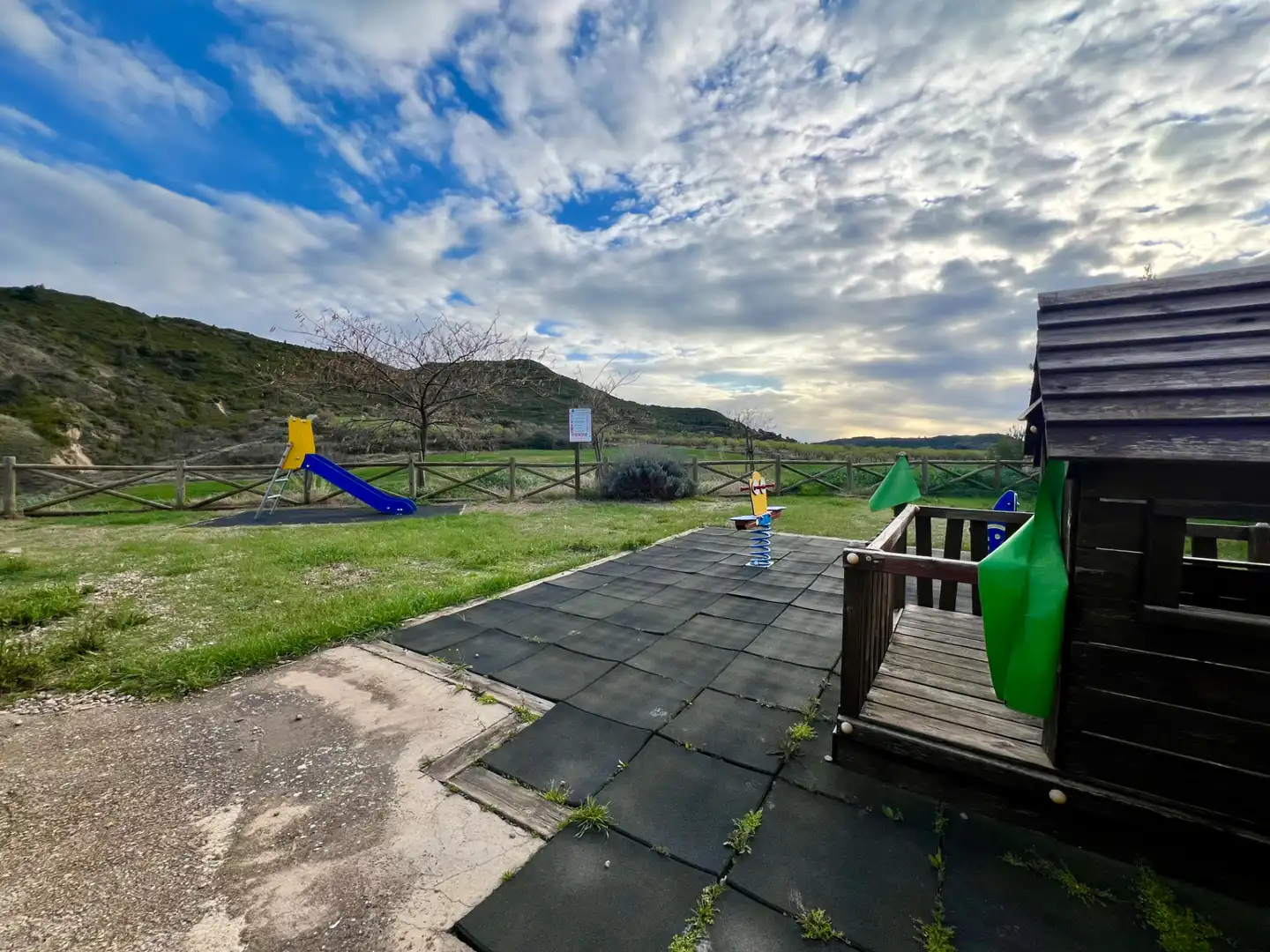 Vista exterior de Casa o chalet en venta en Ayerbe con Calefacción, Terraza y Amueblado